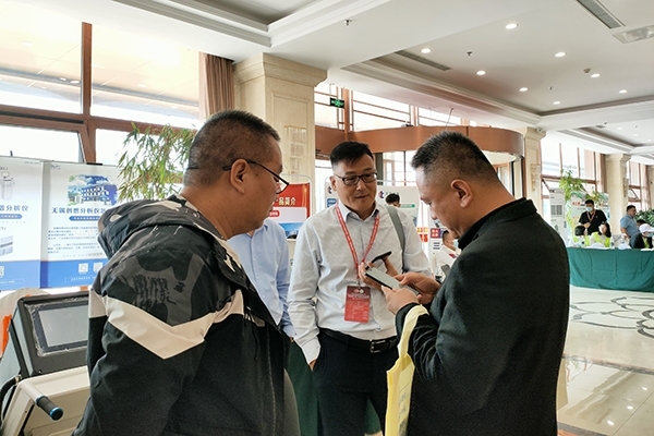 客戶到場咨詢光譜儀相關信息 客戶到場咨詢光譜儀相關信息