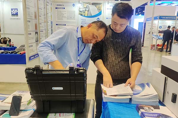 演示手持式光譜儀的操作